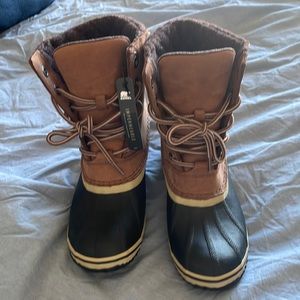 New with tags sorel winter boots size 9